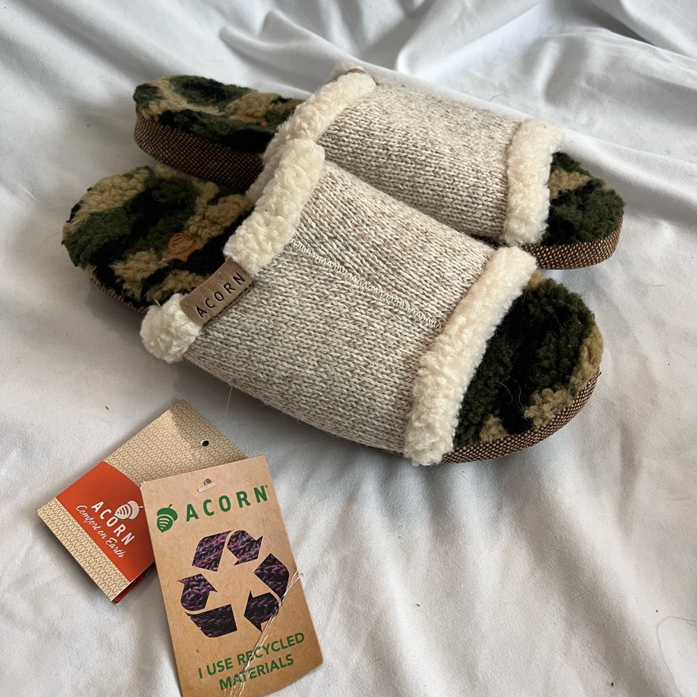 Women’s Acorn NWT camo Sherpa slippers women’s size 8 9